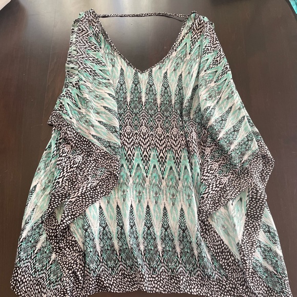 Flowing Cold Shoulder Top - Picture 2 of 8